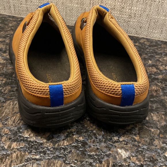 Rockport rubber sole suede mules with bungee closure. Sable tan color size 8 - Picture 2 of 5